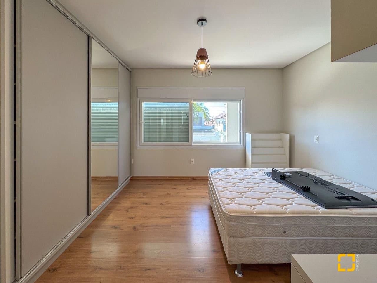 05p94b-i74W23UA568W_555856849cd766214a.jpg