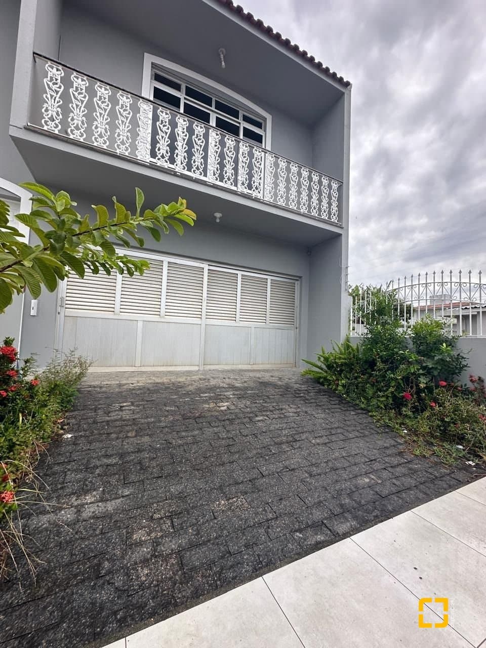 1wax2c-entrada-da-garagem.jpg