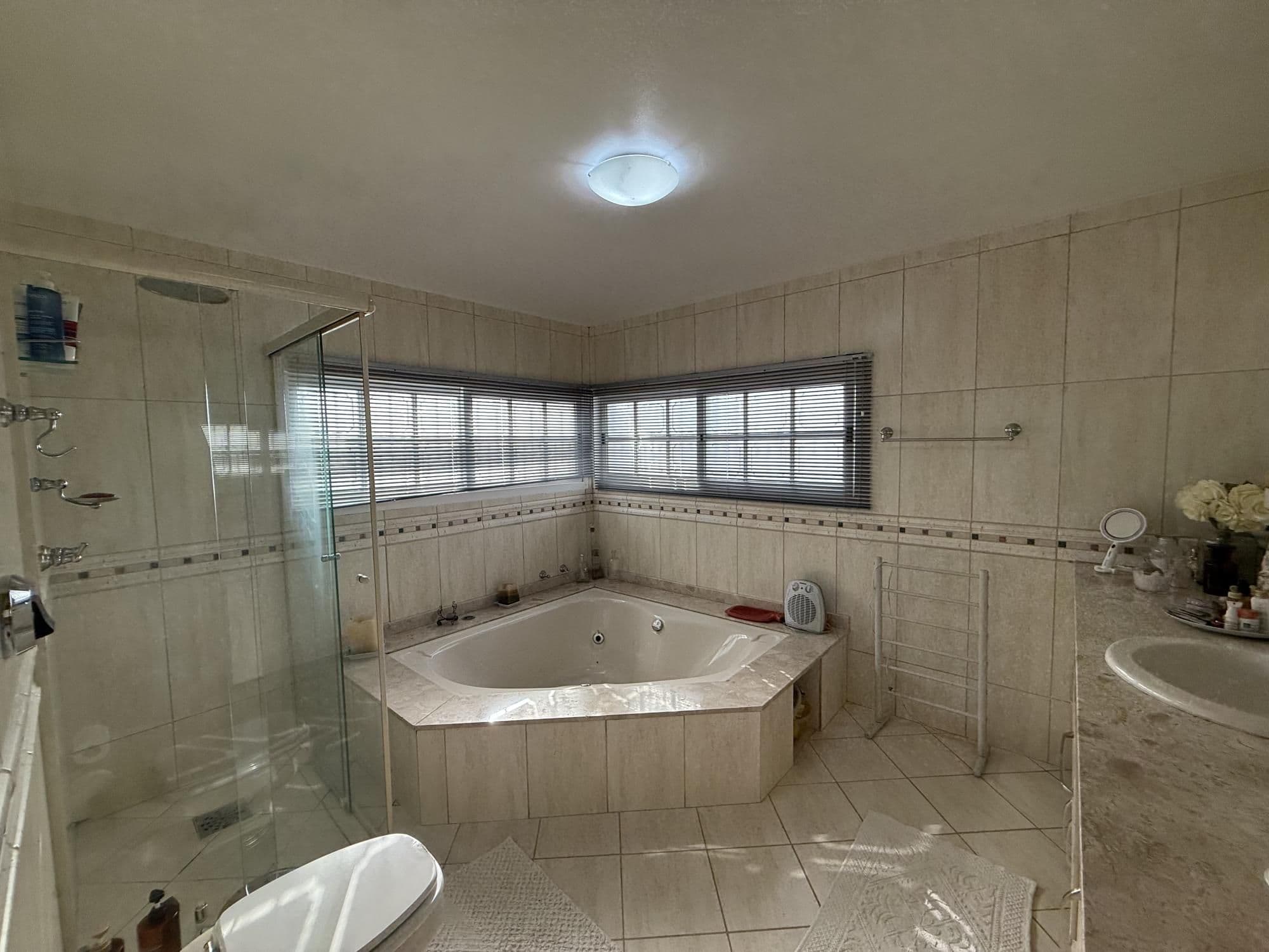 2369ng-img-259071959