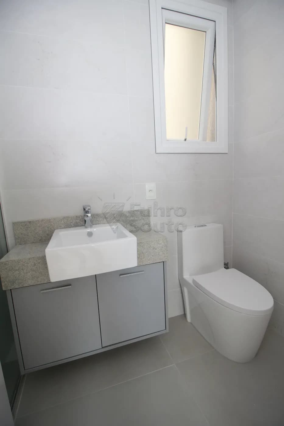 6d9r0g-banheiro-suite.webp