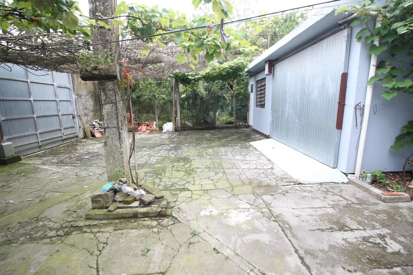 8qfkxy-patio.webp