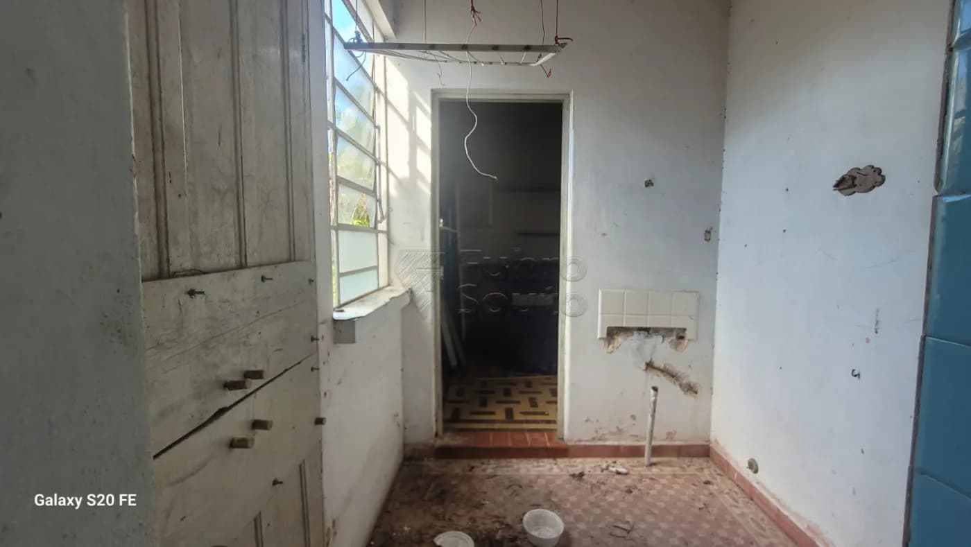 9d4y2q-hall.webp