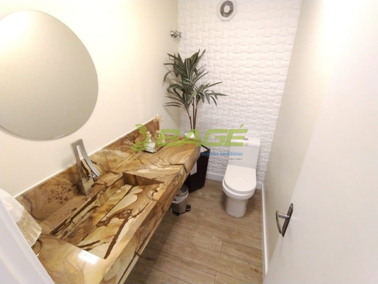 i15J301Q819_12163653d7183893f8.jpg
