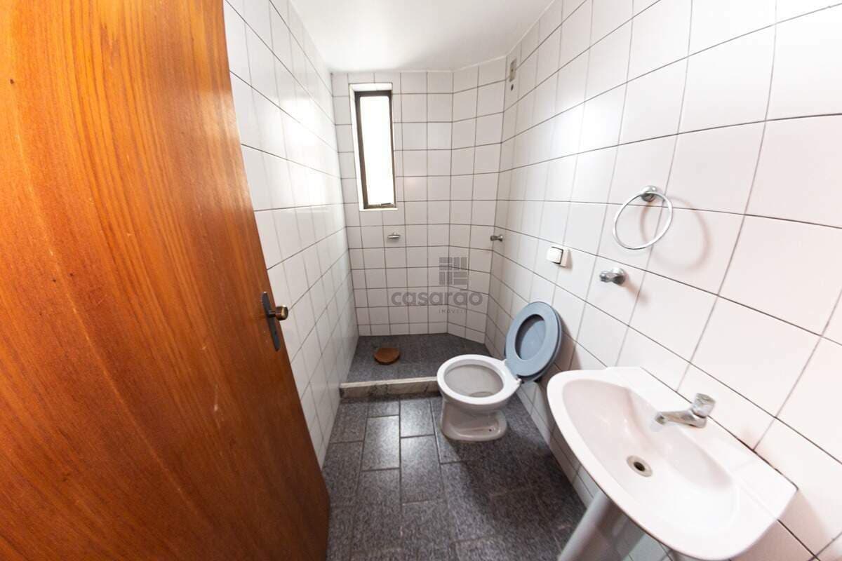 i4phio-sala-no-pelotas-banheiro-social.jpg