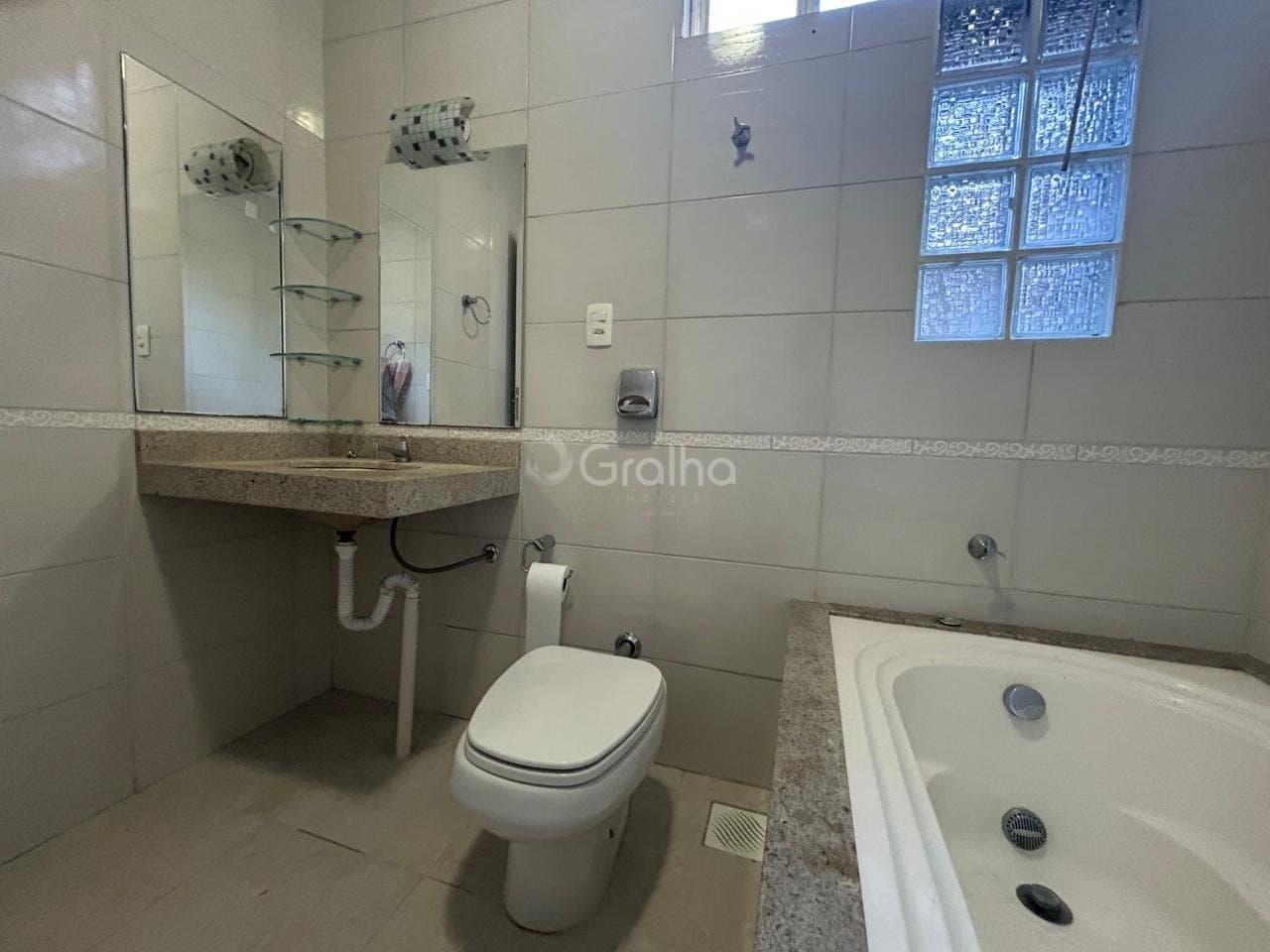kalmjf-i361n9W9vmo6_392186877f90ef20e9.jpg
