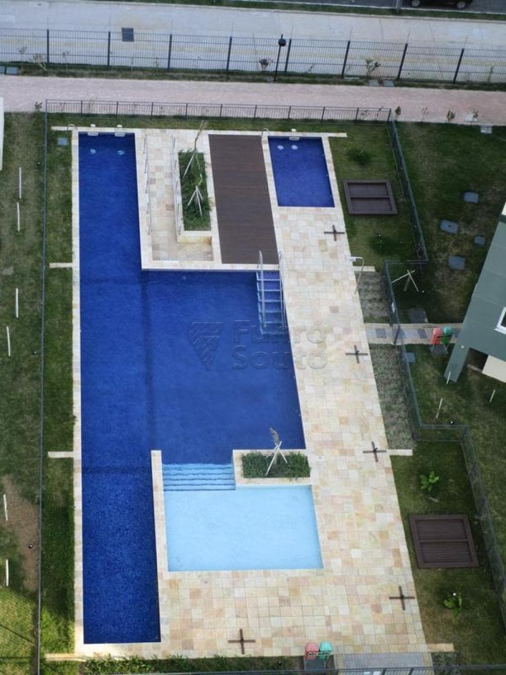 l43uhc-piscina.jpg