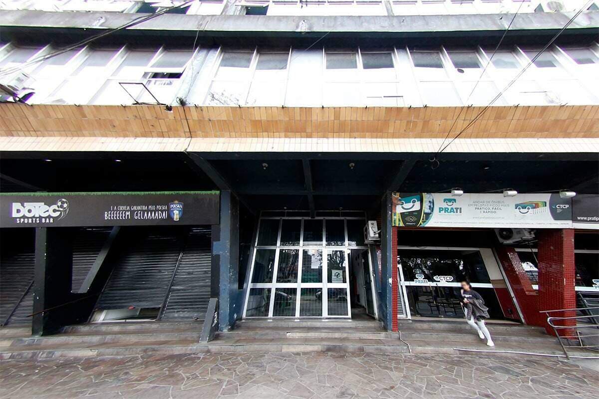 oy93to-sala-no-pelotas-entrada-predio.jpg