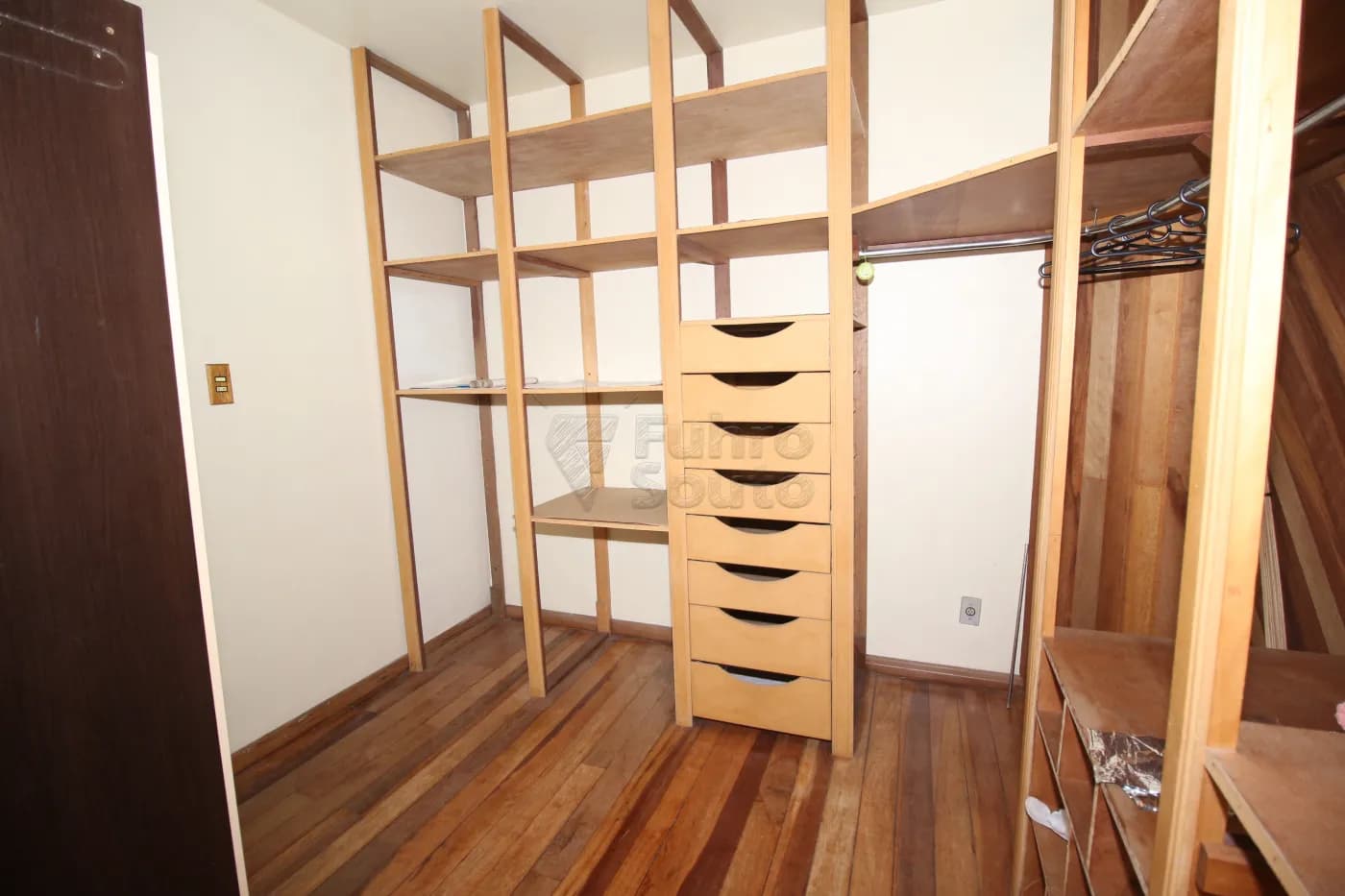 r2jd4j-closet.webp