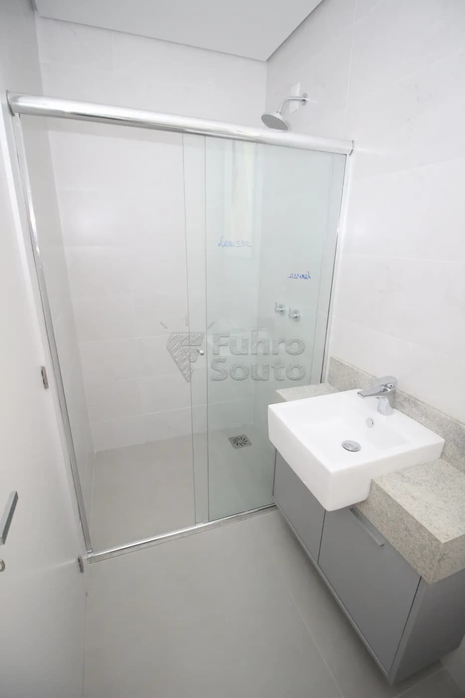 smq5jc-banheiro-suite.webp