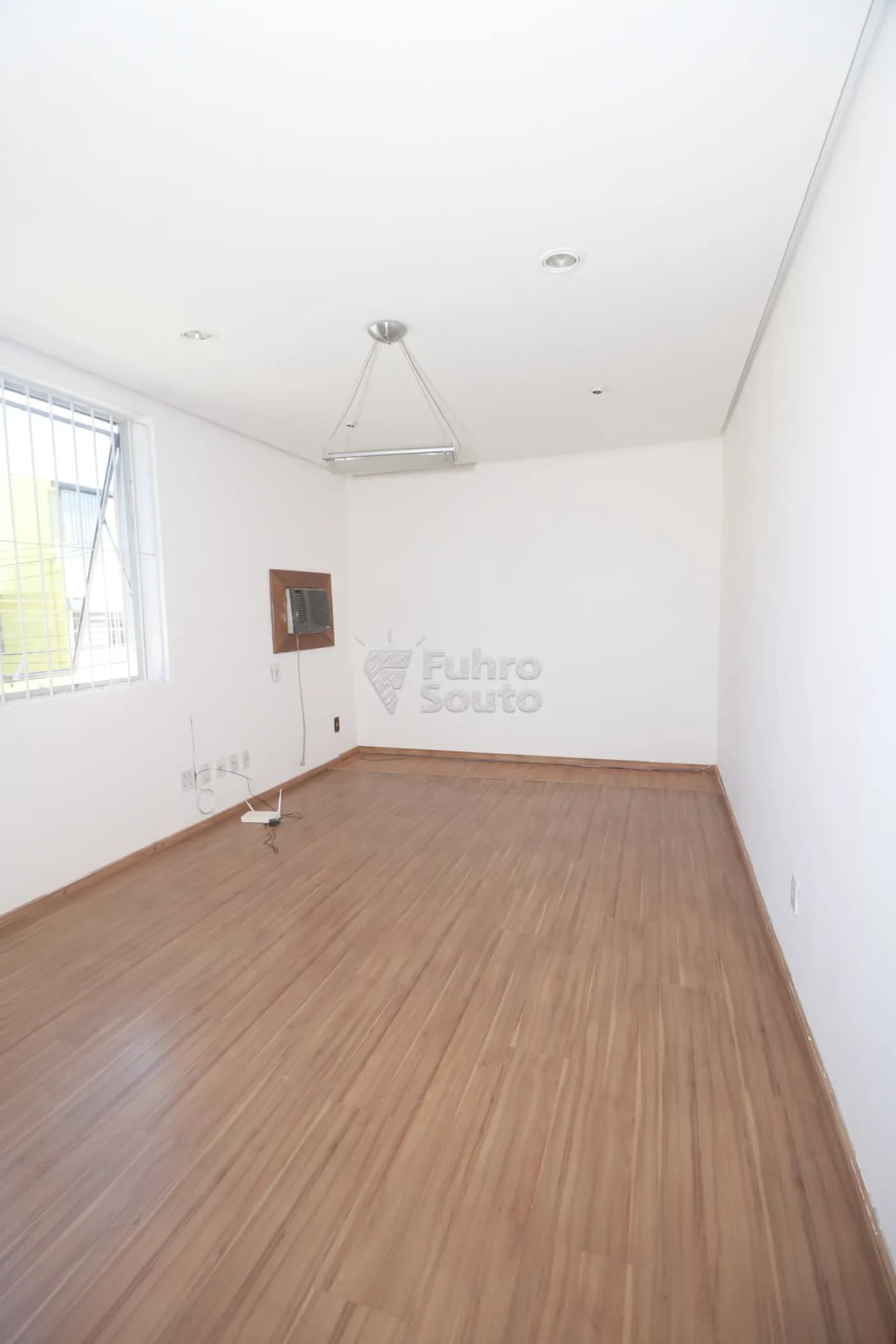 1fp8u-pelotas-comercial-sala-em-condominio-centro-05-02-2026_00-48-28-6984130ced425.webp