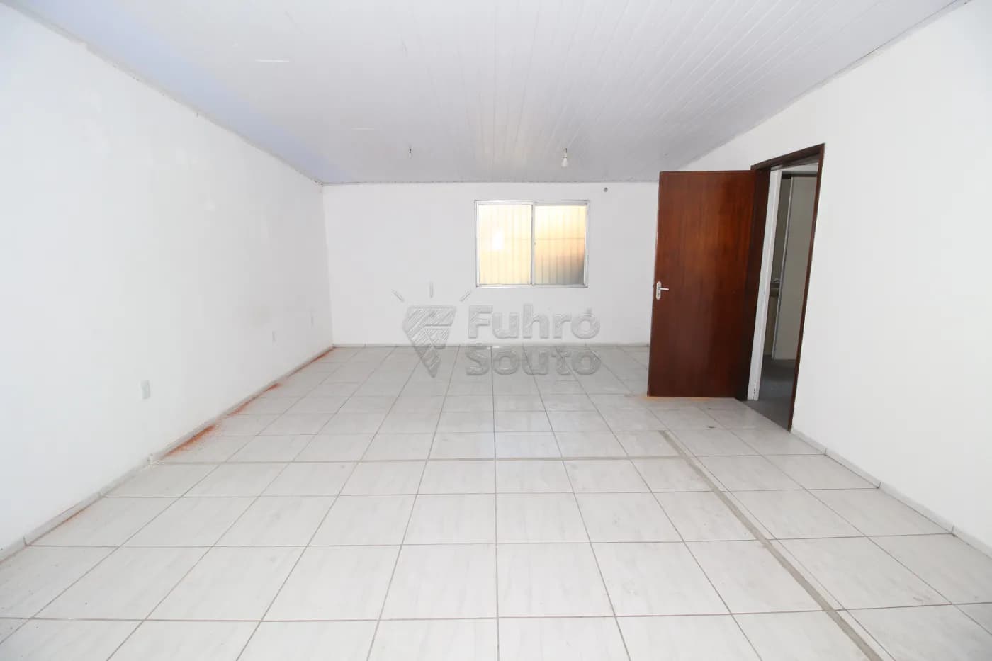 34vw2c-pelotas-comercial-casa-centro-08-02-2024_22-13-50-13.webp
