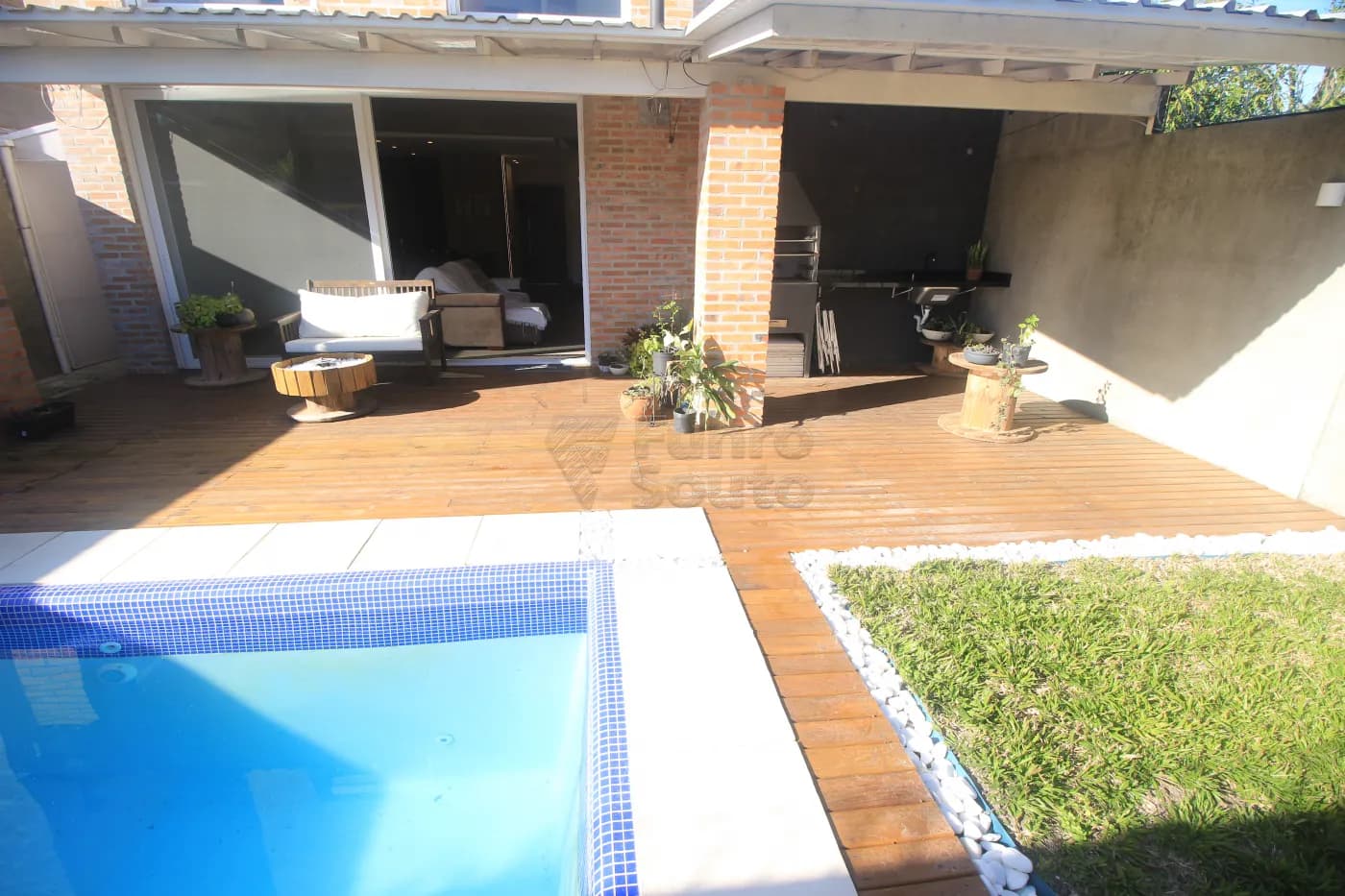 3xm93-pelotas-casa-condominio-laranjal-14-06-2025_01-08-09-17.webp