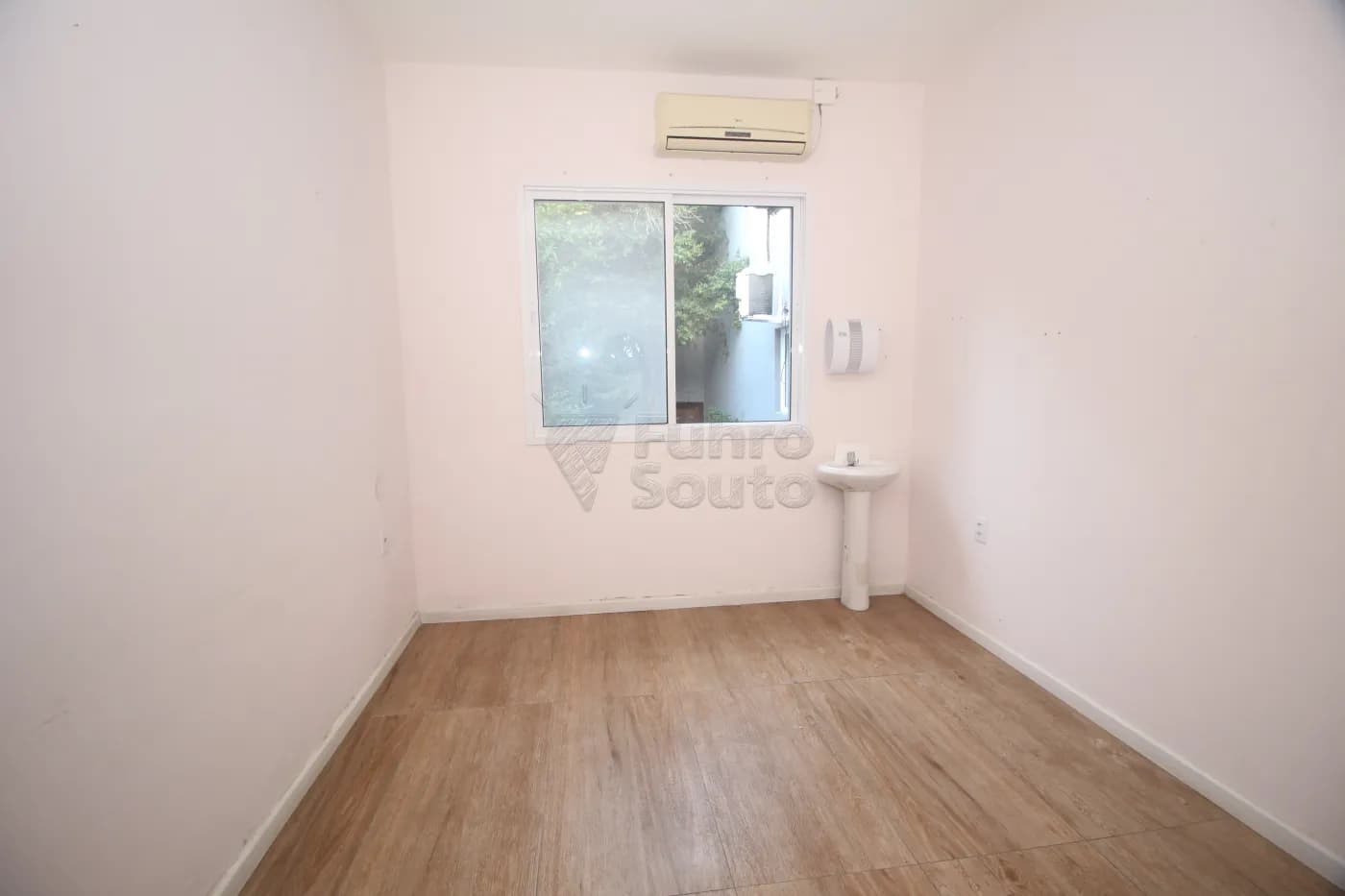 72oys8-pelotas-comercial-casa-centro-20-02-2025_01-40-31-32.webp