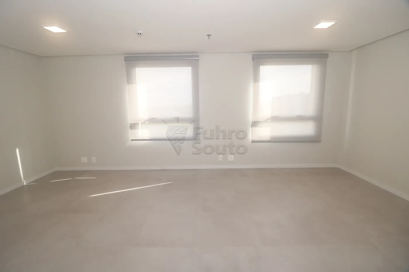 797lp-pelotas-comercial-sala-em-condominio-sao-goncalo-06-05-2026_23-07-21-69fbf3d9b56d5.webp