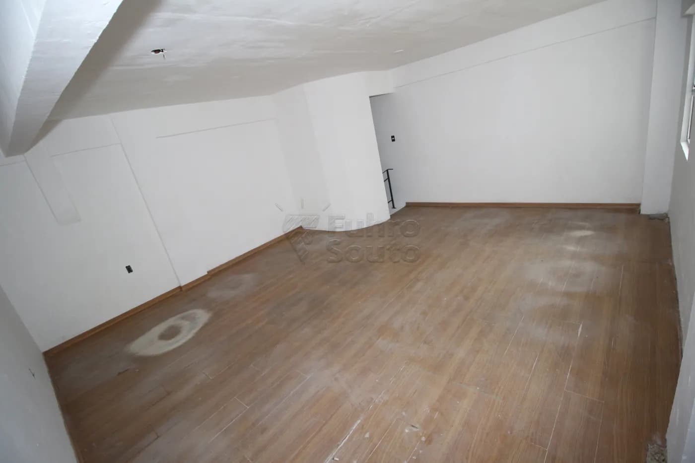 9w7jm-pelotas-comercial-sala-em-condominio-centro-16-02-2024_21-13-37-8.webp