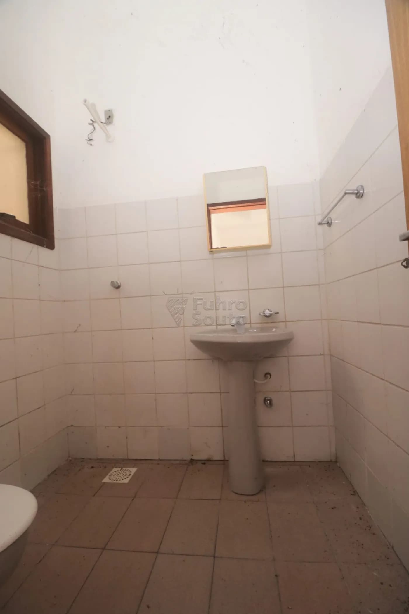 a8e02r-pelotas-comercial-loja-em-condominio-centro-12-12-2025_13-36-17-693c4481ce30e.webp