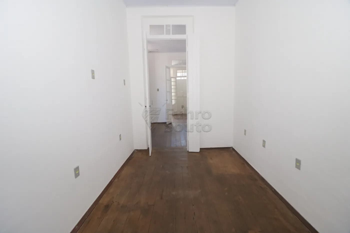 br33q4-pelotas-comercial-predio-centro-05-12-2025_00-40-32-21.webp