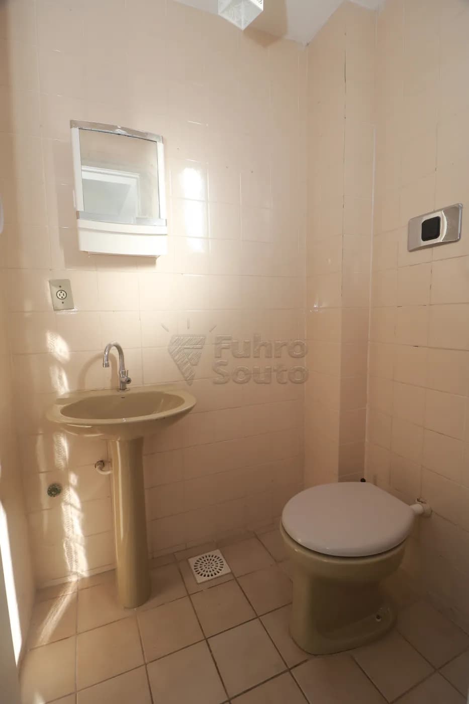 cl82qw-pelotas-comercial-sala-em-condominio-centro-06-02-2026_01-11-01-698569d577791.webp