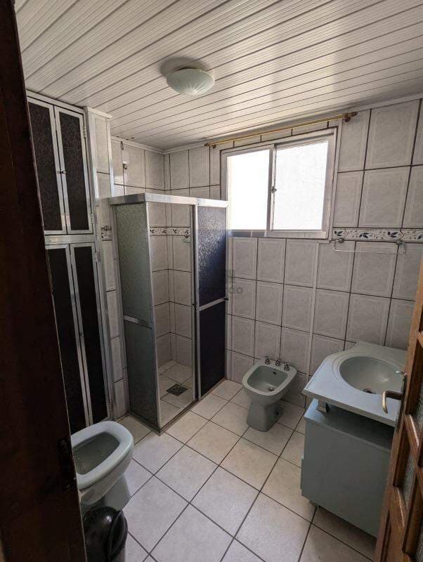 cn0w3g-casa-comercial-no-pelotas-banheiro-social-1.jpeg