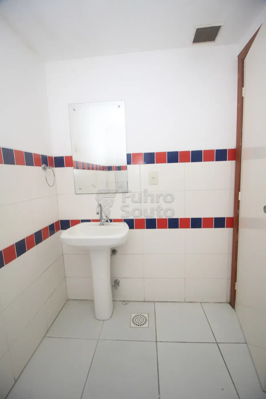 fyxt9t-pelotas-comercial-predio-centro-31-10-2025_00-16-48-18.webp