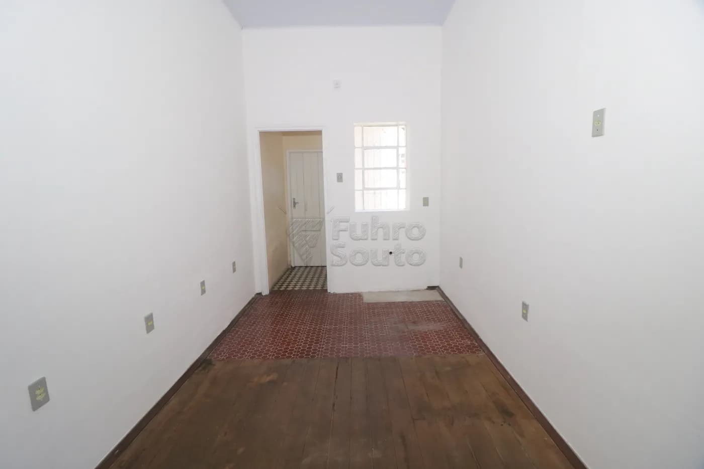 g1akej-pelotas-comercial-predio-centro-05-12-2025_00-40-28-18.webp