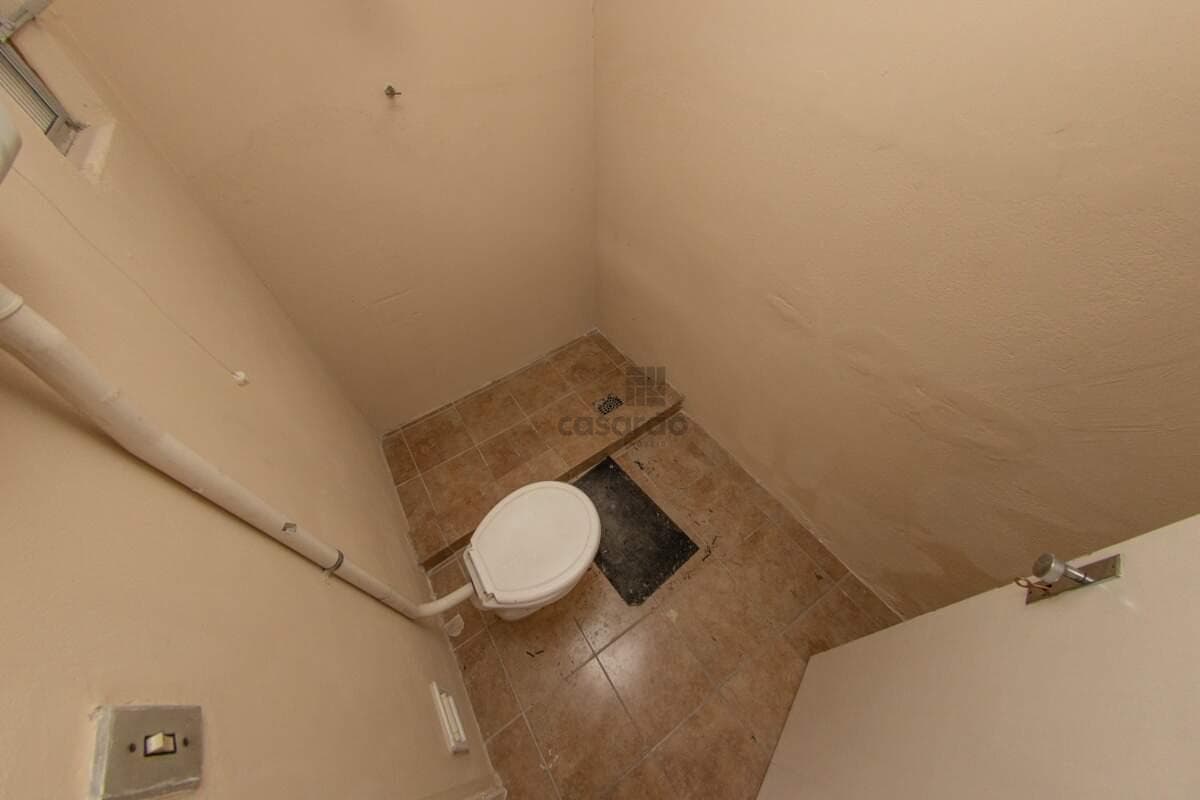 gh0vd5-casa-comercial-no-centro-banheiro-auxiliar.jpg