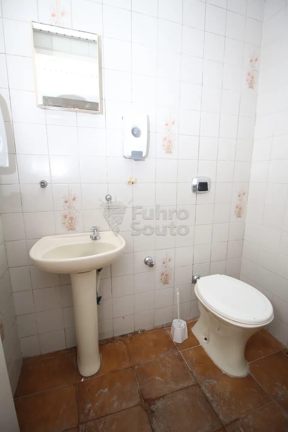 hd1eov-pelotas-comercial-sala-em-condominio-centro-16-02-2024_21-13-39-10.webp