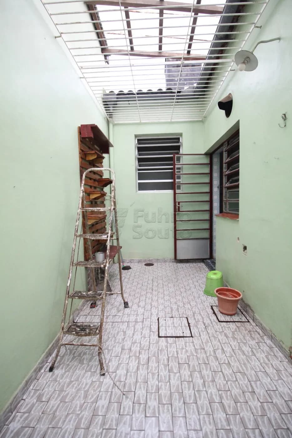 he934o-pelotas-casa-padrao-centro-04-05-2024_23-00-04-12.webp