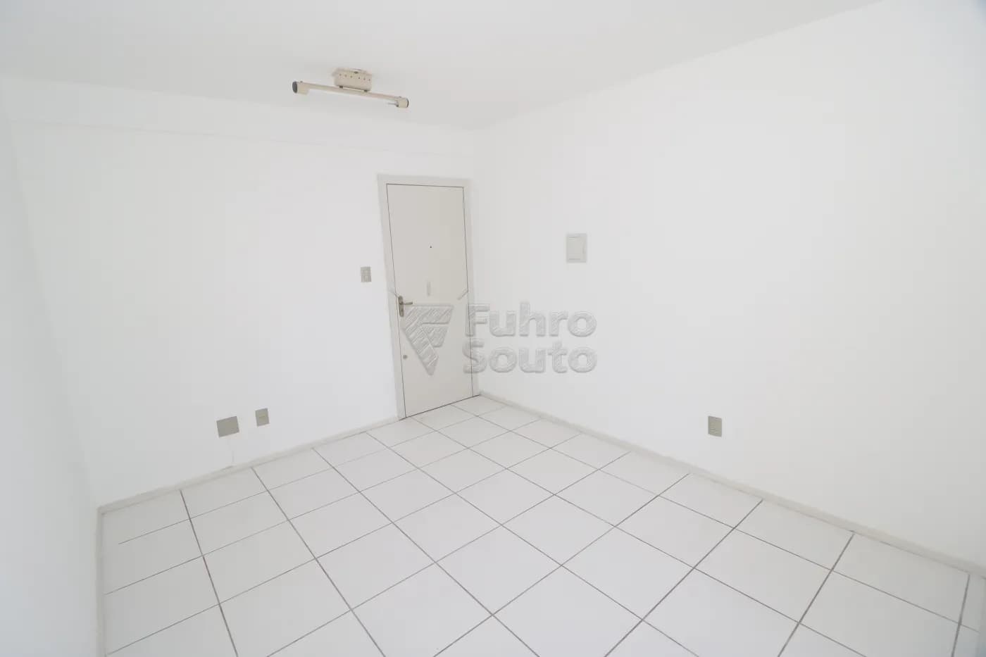 jo8e3m-pelotas-comercial-sala-em-condominio-centro-06-02-2026_01-10-57-698569d1babf9.webp