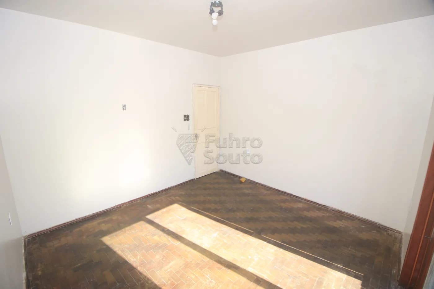 lz5b74-pelotas-casa-padrao-centro-15-10-2025_01-10-07-22.webp