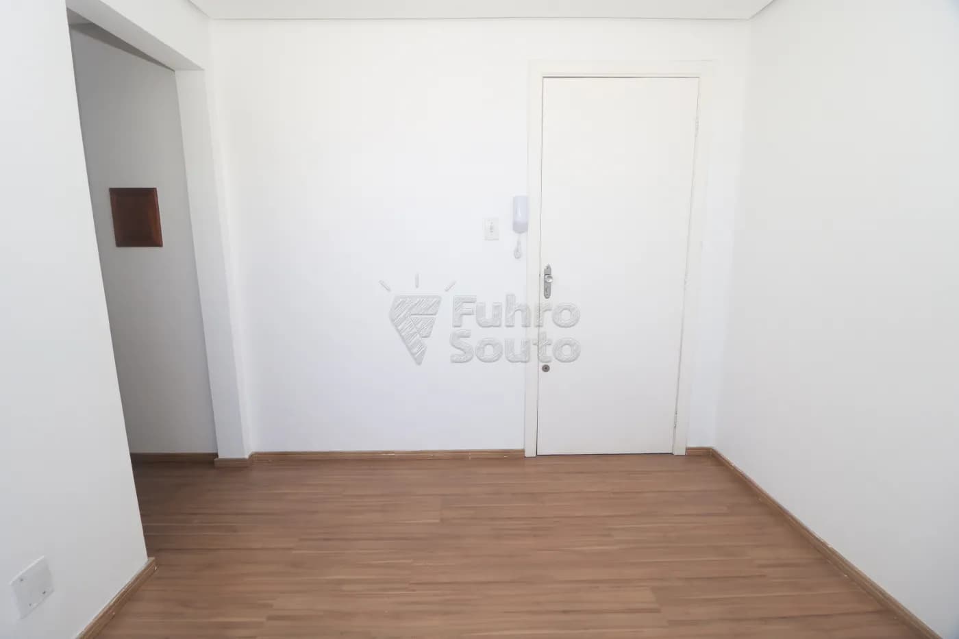 m9x30q-pelotas-comercial-sala-em-condominio-centro-05-02-2026_00-48-26-6984130a56850.webp
