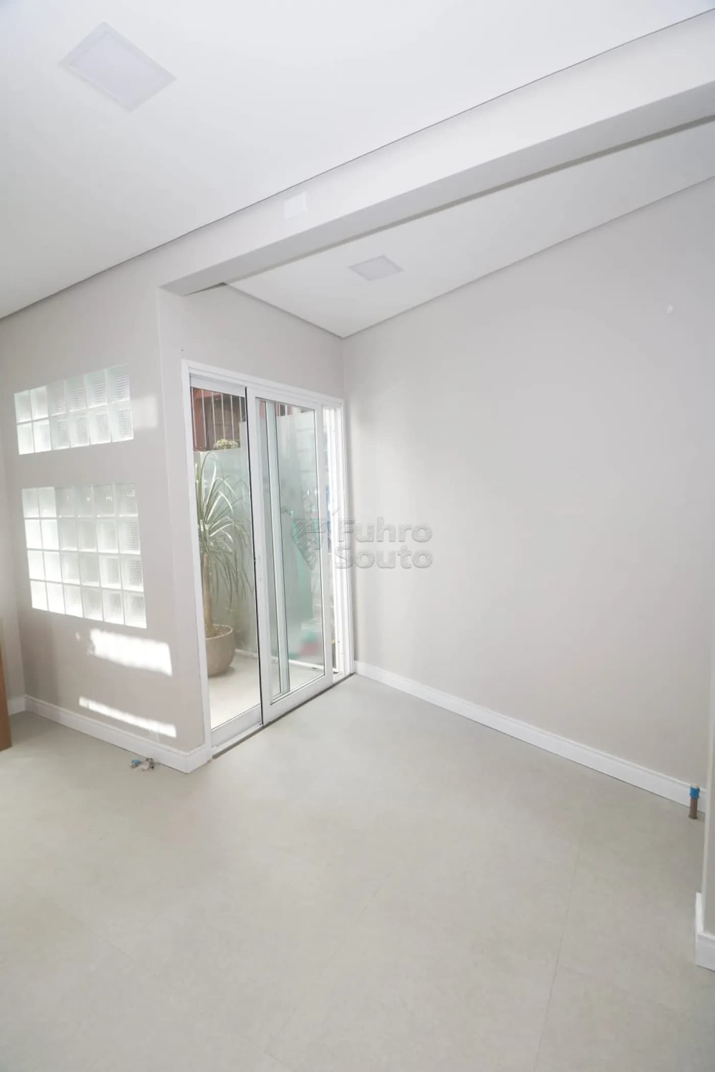 nhrx2r-pelotas-comercial-sala-fora-de-condominio-centro-04-12-2025_11-14-14-8.webp