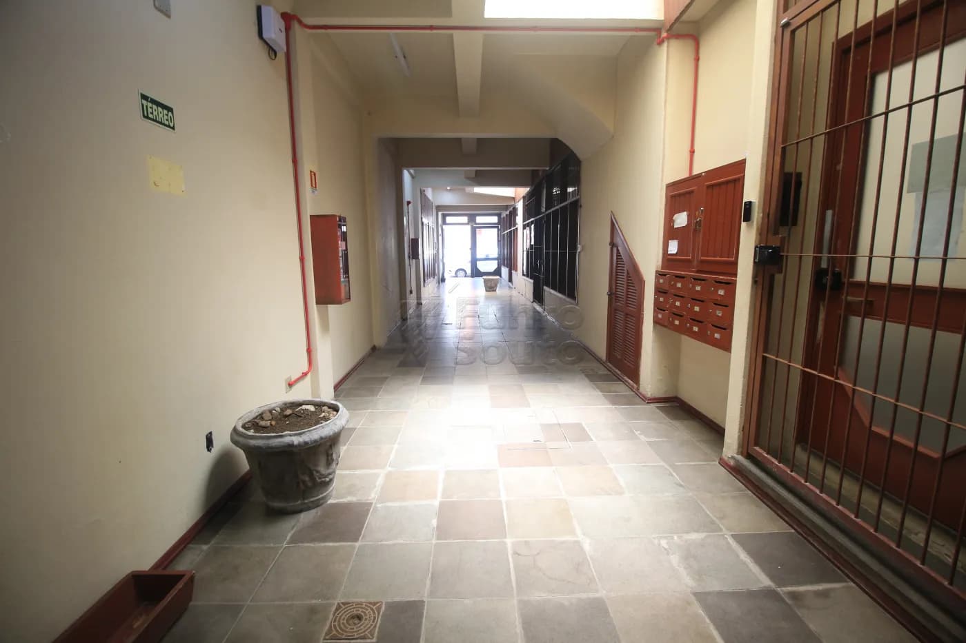 qhq-pelotas-comercial-sala-em-condominio-centro-08-12-2024_20-43-19-8.webp