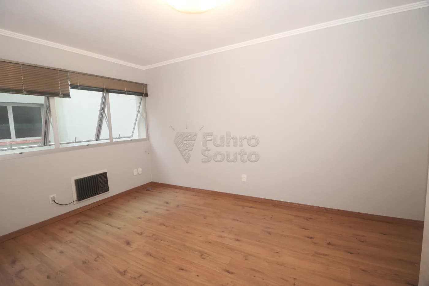 s3l7tr-pelotas-comercial-sala-em-condominio-centro-07-07-2026_00-06-31-6a4c6d3735577.webp