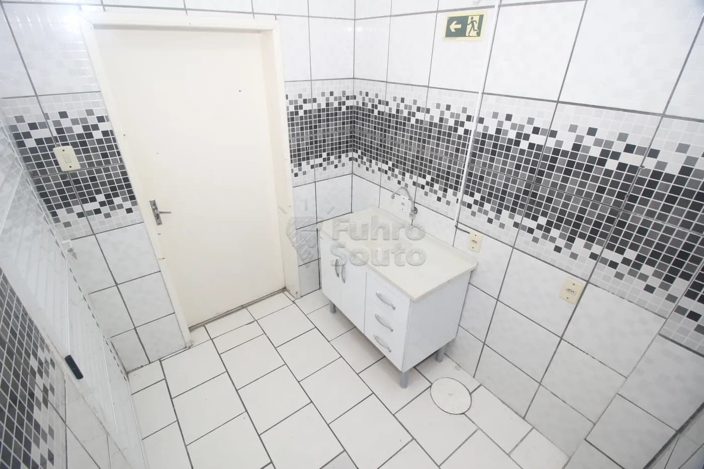 tr7j8-pelotas-comercial-sala-fora-de-condominio-centro-07-10-2025_23-32-47-15.webp