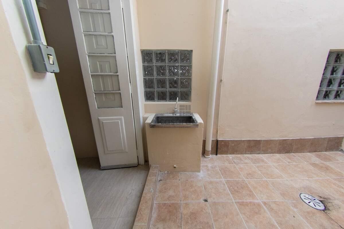 u84gwi-casa-comercial-no-centro-area-de-servico.jpg