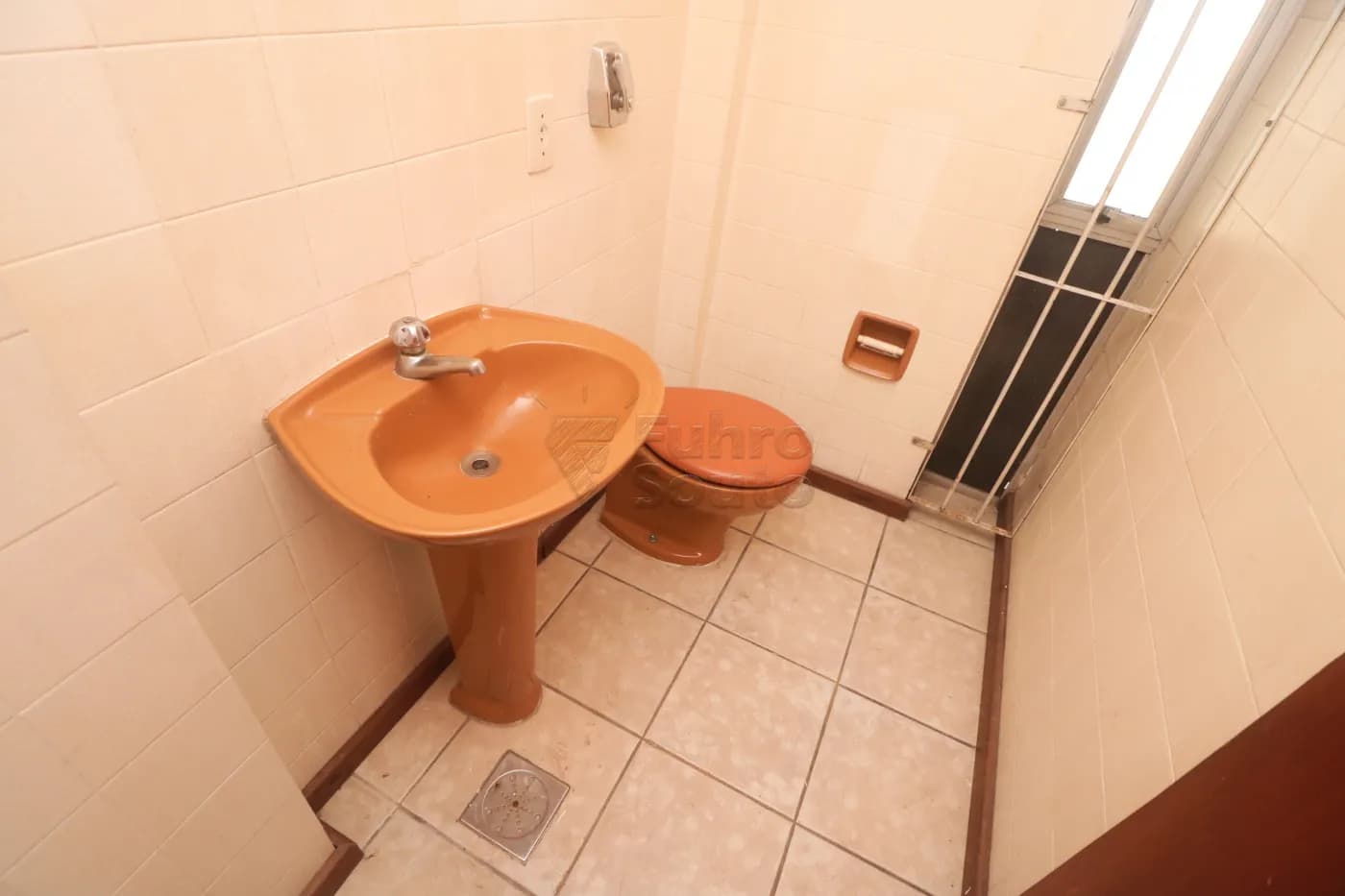 u8a2i-pelotas-comercial-sala-em-condominio-centro-05-02-2026_00-48-37-698413152f9bb.webp
