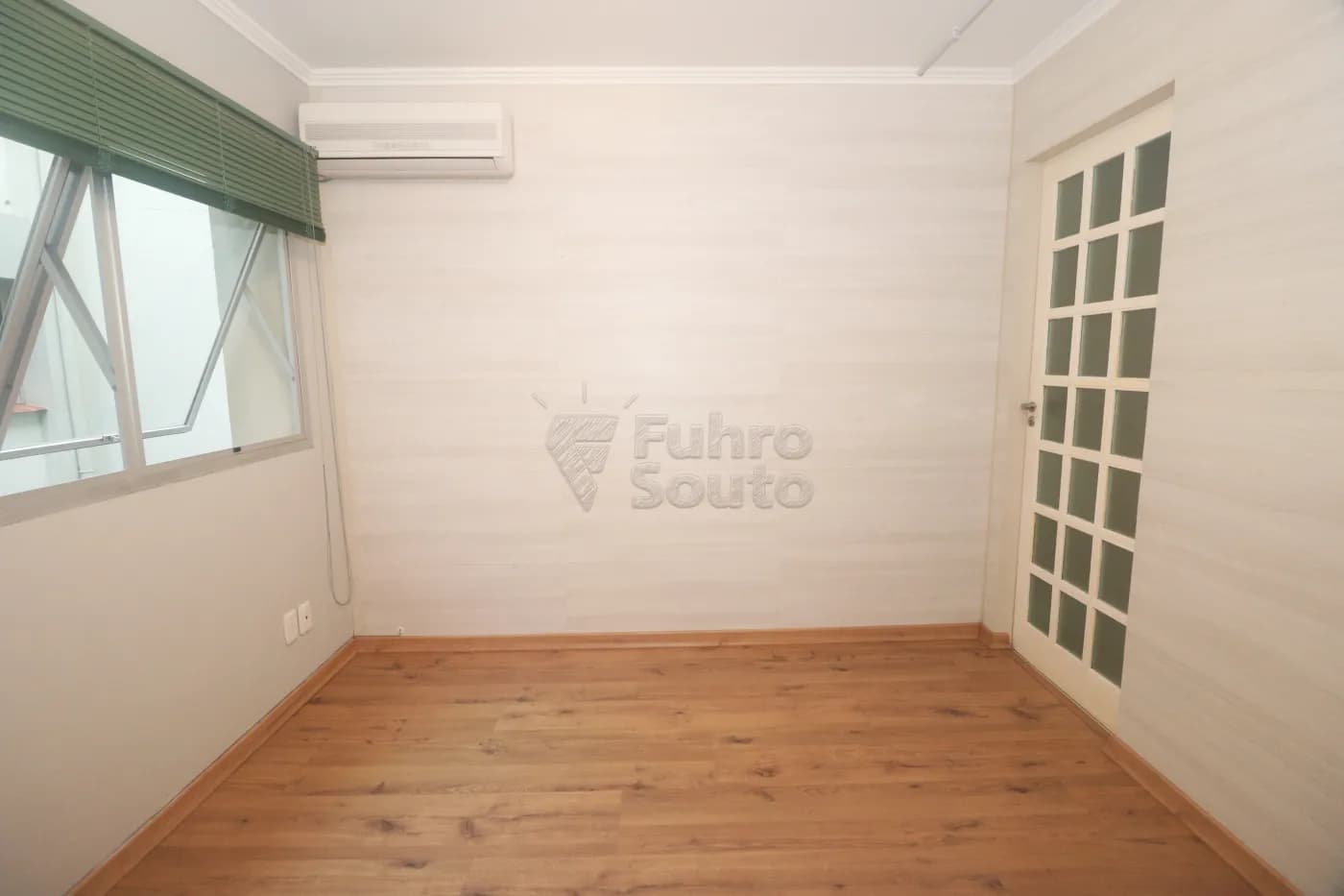 ya1x0r-pelotas-comercial-sala-em-condominio-centro-07-07-2026_00-06-23-6a4c6d2f90ca5.webp