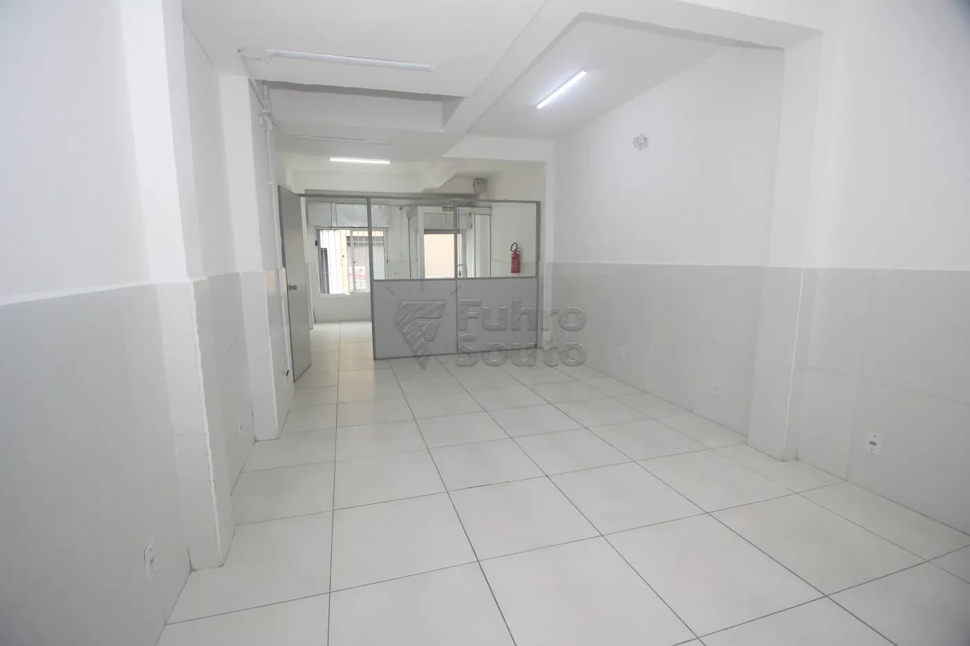 yac975-pelotas-comercial-sala-fora-de-condominio-centro-07-10-2025_23-32-40-9.webp