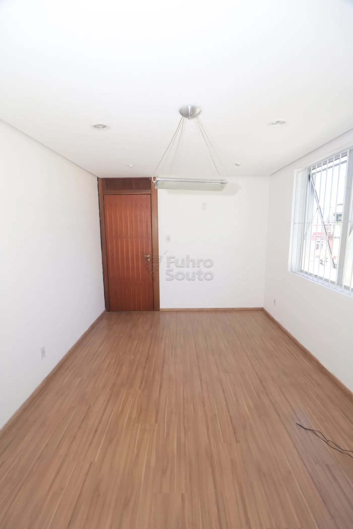 yto0ep-pelotas-comercial-sala-em-condominio-centro-05-02-2026_00-48-32-698413106898b.webp
